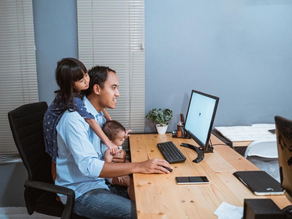 Thách thức xu hướng làm việc online tại nhà.
